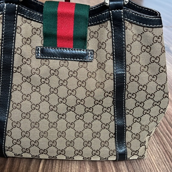 A144 - 💯 % authentic Gucci shoulder bag - Picture 8 of 16